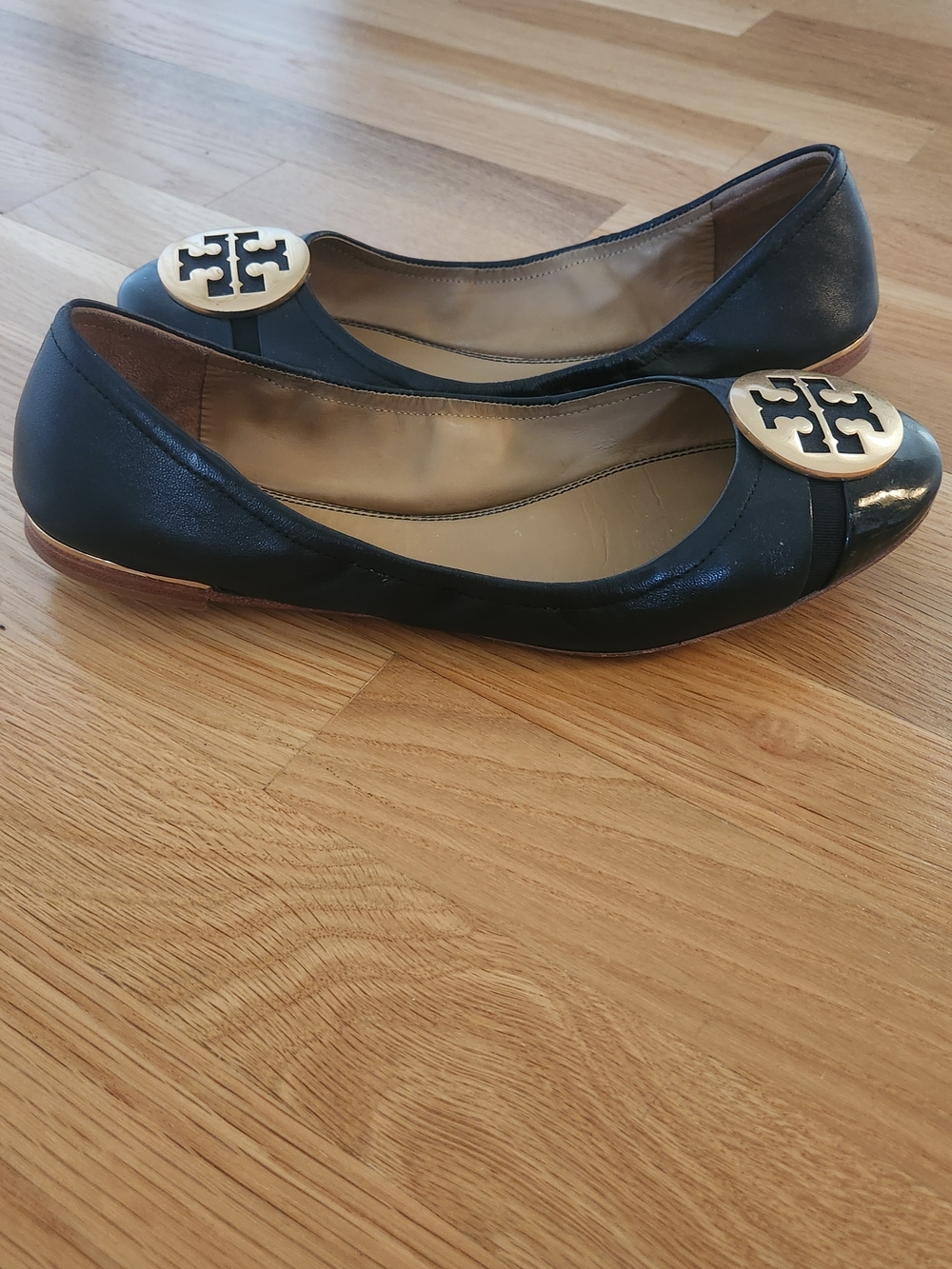 Tory Burch Black Leather Ballet Flats with Gold Logo - Picture 4 of 4